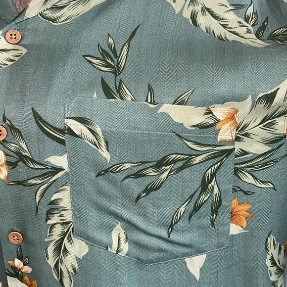 Tommy Bahama 100% SILK
Hawaiian Shirt Men's MEDIUM
Light green w/ Beige Flowers - Picture 2 of 10